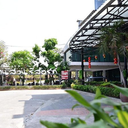 Bansuan Resort Nakhon Sawan Bagian luar foto