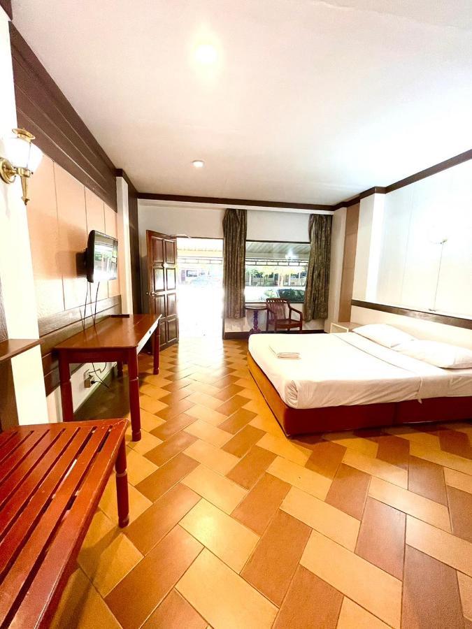 Bansuan Resort Nakhon Sawan Bagian luar foto