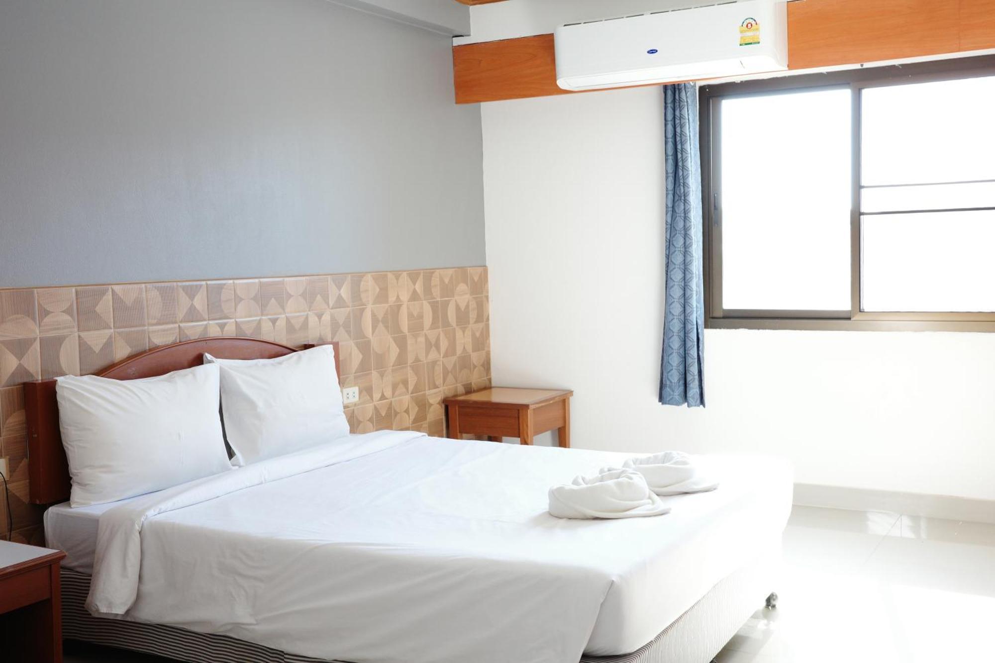 Bansuan Resort Nakhon Sawan Bagian luar foto