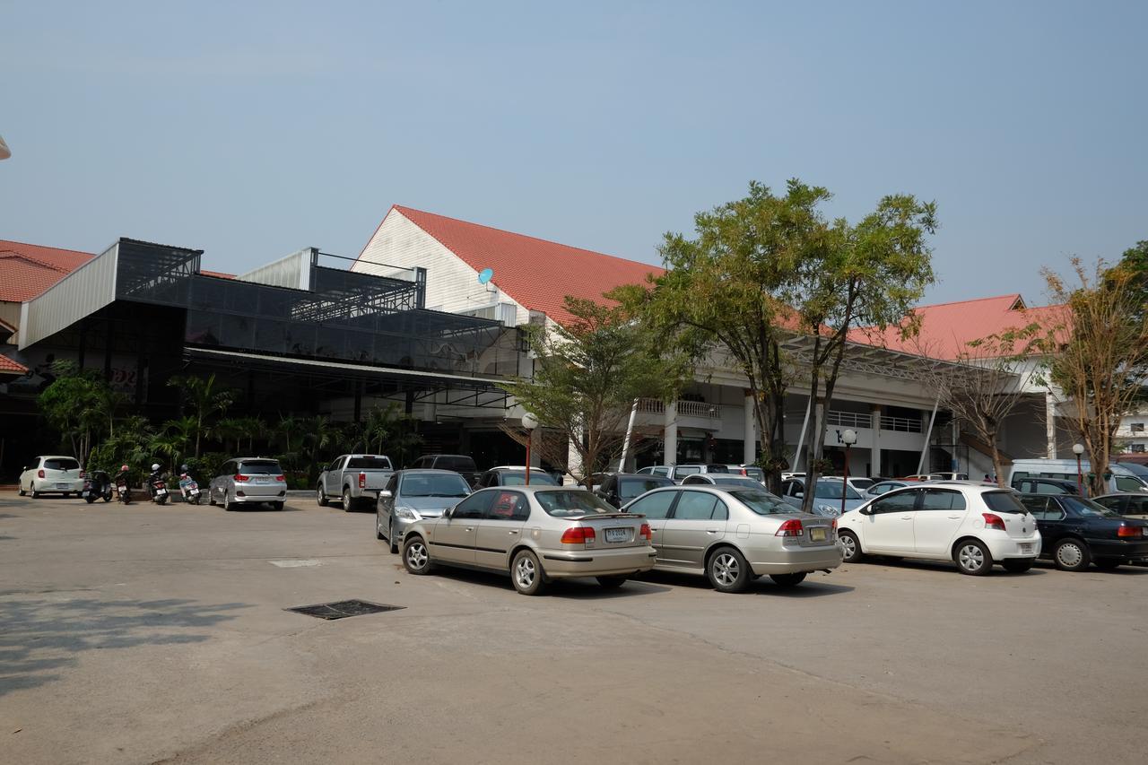 Bansuan Resort Nakhon Sawan Bagian luar foto