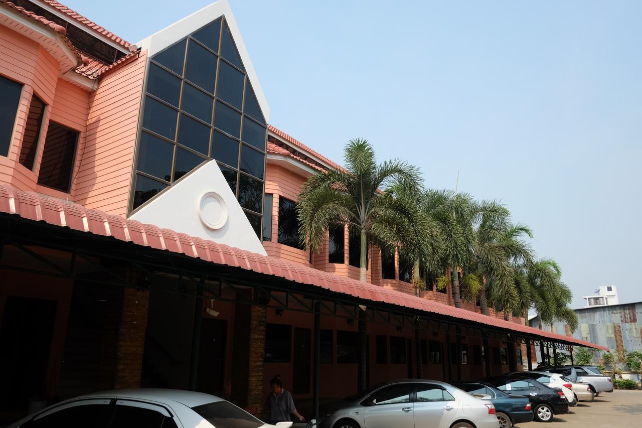 Bansuan Resort Nakhon Sawan Bagian luar foto